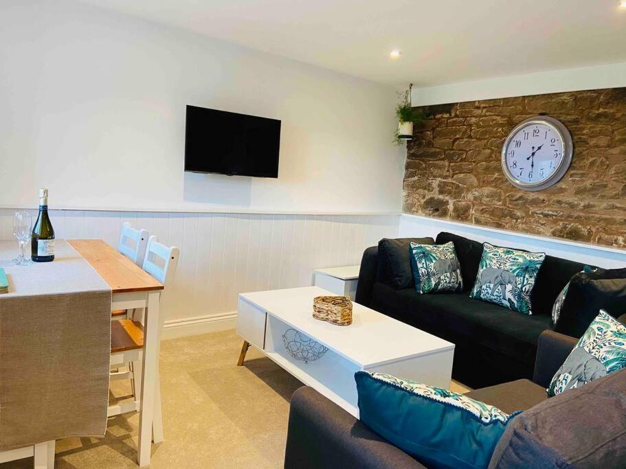 The Mill Stylish Rural Apartment With Beautiful Views Welsh Newton Common Bagian luar foto